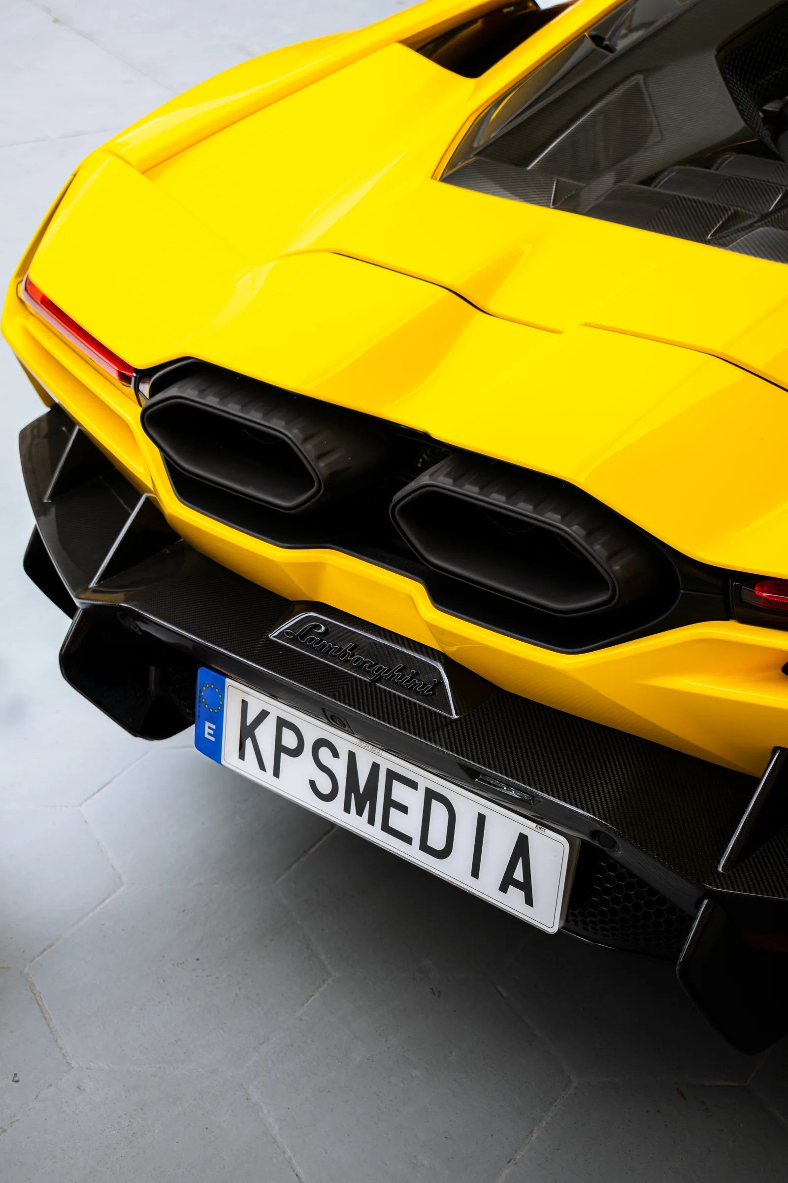 Lamborghini Revuelto — 01