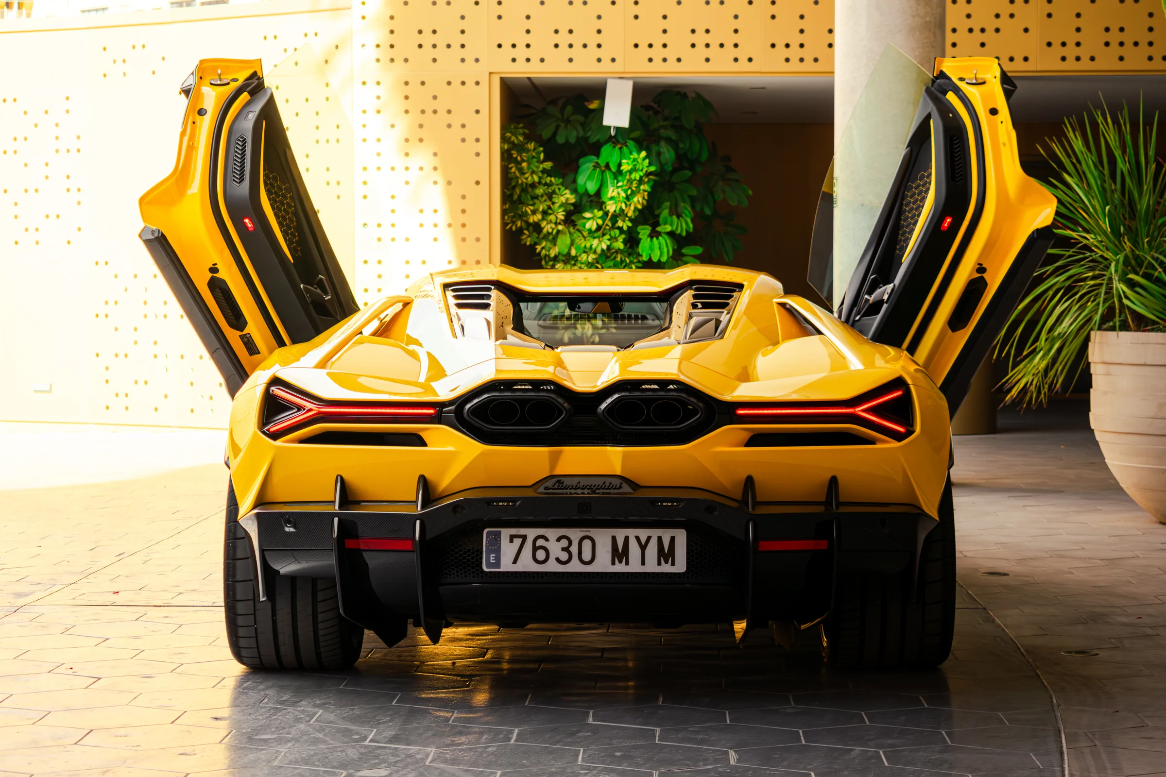 Lamborghini Revuelto — 09