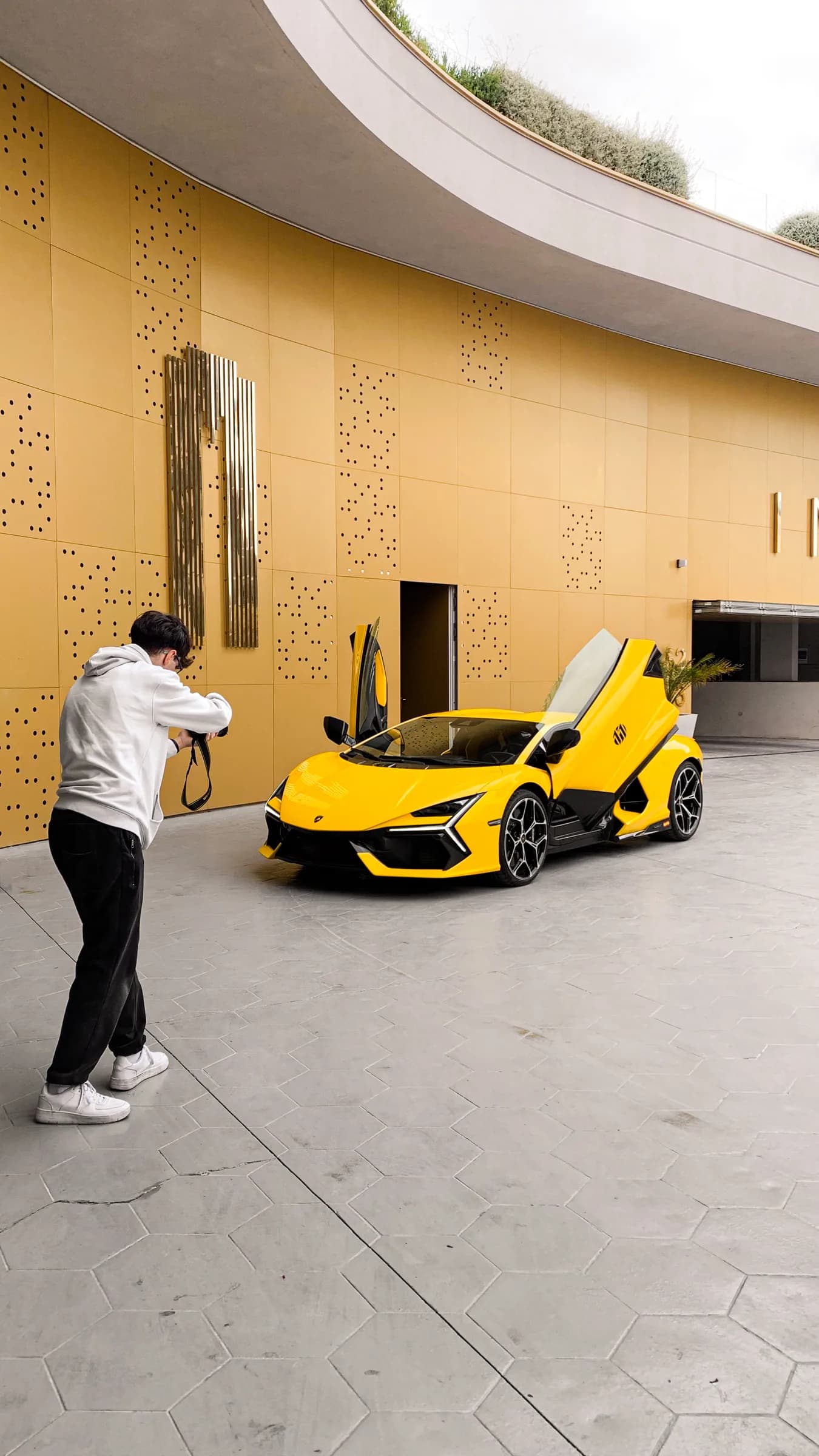Kevin Ferrándiz fotografiando un Lamborghini
